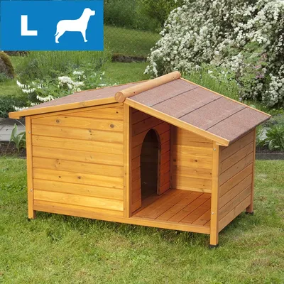 Hundehus i træ med brun tagbelægning, åben indgang og overdækket terrasse. Blå felt med hvid hundesilhuet og bogstavet L øverst til venstre.