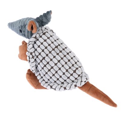 Speelgoed in de vorm van een gordeldier van stof met grijze kop, bruine romp en witte schaal. Geschikt voor huisdieren om mee te spelen.
