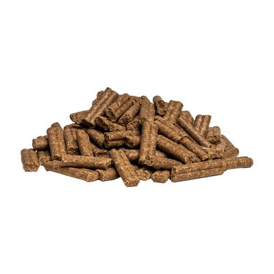 Bruine, langwerpige pellets van geperst materiaal, los gestapeld. Productafbeelding zonder verpakking.