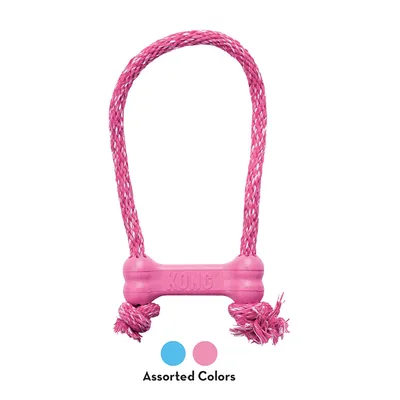 Jouet pour chien KONG en corde tressée rose avec os en plastique, texte visible : « KONG ». Mention de couleurs assorties bleu et rose. Jouet pour chien KONG en corde tressée rose avec os en plastique, texte visible : « KONG ». Mention de couleurs assorties bleu et rose.