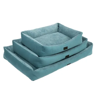 Trois paniers rectangulaires pour animaux, empilés, en tissu côtelé bleu clair, tailles différentes visibles, étiquette foncée sur le devant de chaque panier.