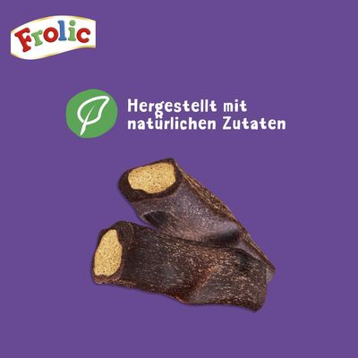 Frolic. Hergestellt mit natürlichen Zutaten. Zwei dunkle Snacks mit heller Füllung auf violettem Hintergrund.