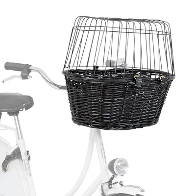 Cestino nero in vimini con griglia metallica di sicurezza montato sul manubrio di una bicicletta, fissato con cinghie visibili. Cestino nero in vimini con griglia metallica di sicurezza montato sul manubrio di una bicicletta, fissato con cinghie visibili.