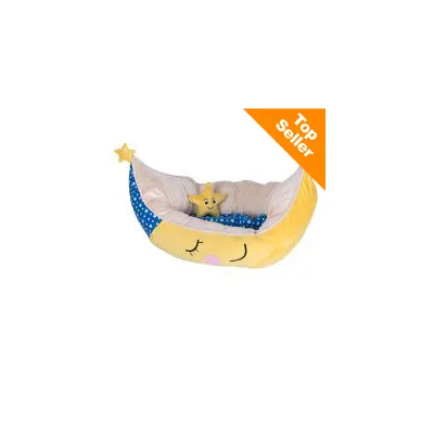 Cuccia per animali a forma di luna con cuscino interno blu a stelle e peluche a forma di stella. Etichetta arancione in alto a destra con testo: Top Seller.