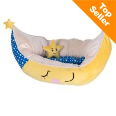 Cuccia per animali a forma di luna con cuscino interno blu a stelle e peluche a forma di stella. Etichetta arancione in alto a destra con testo: Top Seller. Cuccia per animali a forma di luna con cuscino interno blu a stelle e peluche a forma di stella. Etichetta arancione in alto a destra con testo: Top Seller.