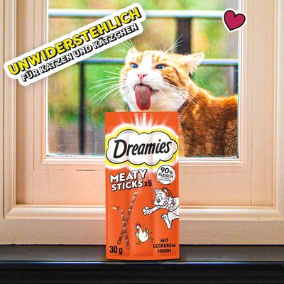 Dreamies Meaty Sticks x6 ízletes csirkével, 90% hús. Ellenállhatatlan macskáknak és kölyköknek. A csomagoláson rajzolt macska és csirke látható. Súly: 30g.