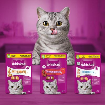 Whiskas Snacks: Anti-Hairball con pollo 50g, crocchette con manzo 60g, Dentabites con pollo 40g. Nuova confezione con il 60% di plastica in meno, stesso gusto.