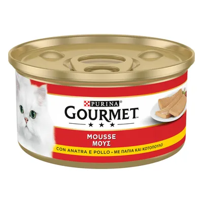 Purina Gourmet Mousse mit Ente und Huhn, Katzenfutter in Dose, rote Verpackung mit Bild einer weissen Katze und servierter Mousse.