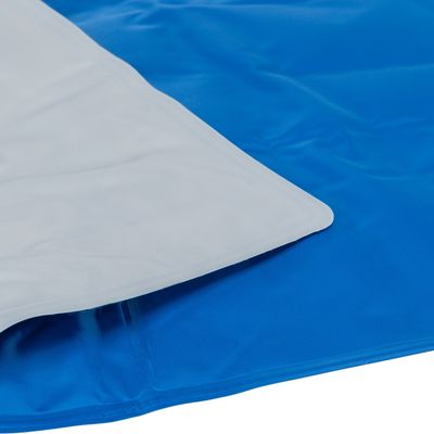 Охлаждаща постелка със синя и сива повърхност, подходяща за регулиране на температурата.