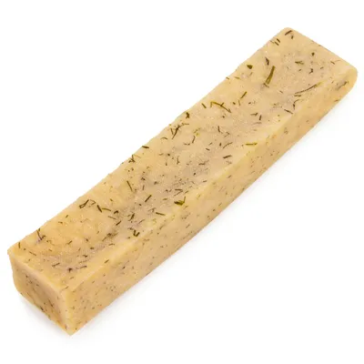 Snack da masticare a forma rettangolare, beige con pezzi visibili di erbe.