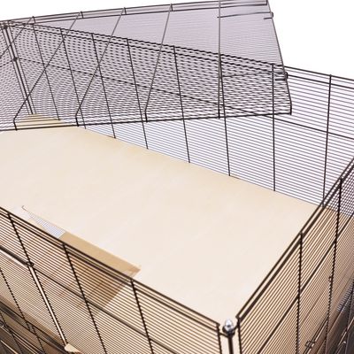 Inhägnad med väggar av metallgaller och avtagbart lock av trä, lämplig för smådjur.