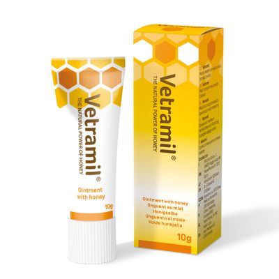 Vetramil Honigsalbe, 10g Tube und Verpackung. Text: 'The Natural Power of Honey' und mehrsprachige Beschreibung der Salbe.