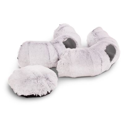 Sivý plyšový tunel pre mačky s viacerými vchodmi a okrúhlym vankúšom. Tunel vhodný na hranie a odpočinok.