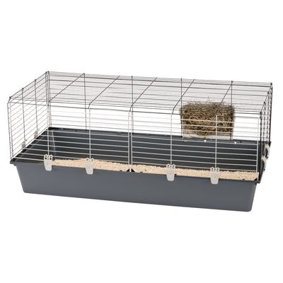 Kleintierkäfig mit grauer Kunststoffwanne, Metall-Gitterwänden und Heuraufe. Einstreu sichtbar am Boden.