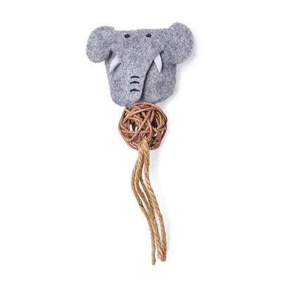 Spielzeug aus Filz in Elefantenform mit einer Kugel aus geflochtenem Holz und hängenden Seilen. Spielzeug aus Filz in Elefantenform mit einer Kugel aus geflochtenem Holz und hängenden Seilen.