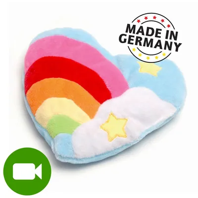 Pluszowa poduszka w kształcie serca z motywem tęczy i gwiazdek, napis MADE IN GERMANY. Ikona kamery w zielonym kółku w lewym dolnym rogu.