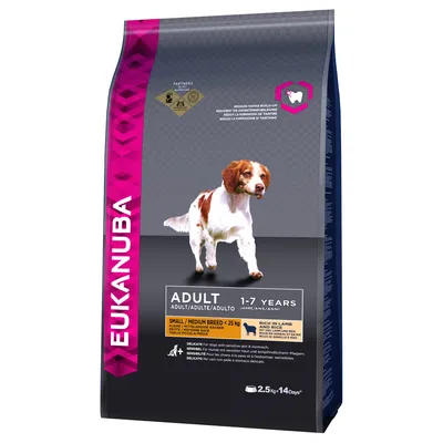 Saco de pienso Eukanuba Adult 1–7 años, razas pequeñas/medianas <25 kg, rico en cordero y arroz, 2,5 kg para 14 días. Texto visible en inglés y español.