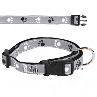 Collier pour chien gris avec motifs de pattes noires et blanches, boucle en plastique noir, anneau métallique argenté, marque Trixie visible sur la fermeture.