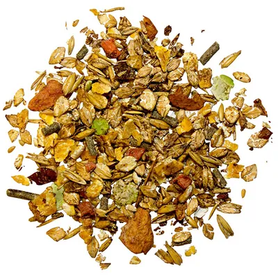 Primo piano di mangime misto per piccoli animali con fiocchi di cereali, semi, verdure ed erbe aromatiche. Primo piano di mangime misto per piccoli animali con fiocchi di cereali, semi, verdure ed erbe aromatiche.