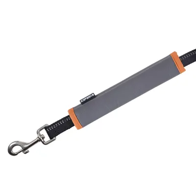 Lijn met zilveren karabijnhaak, zwart bandmateriaal en grijs, gevoerd gedeelte met oranje uiteinden. Zichtbaar label: ICEPAW.
