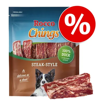 Опаковка Rocco Chings Steak-Style, 100% DUCK in the meat content, с изображение на куче и парчета месо; голям символ за процентна отстъпка в червено.