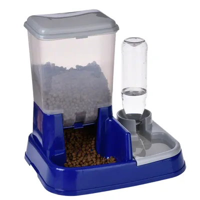 Futter- und Wasserspender mit blauem Standfuß, transparentem Behälter für Trockenfutter und Wasserflasche. Automatische Ausgabe von Futter und Wasser sichtbar.