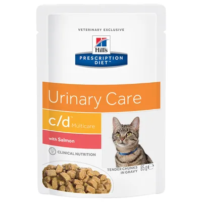 Hill's Prescription Diet Urinary Care c/d Multicare au saumon, alimentation clinique, morceaux tendres en sauce, 85g. L'emballage montre un chat et le produit.