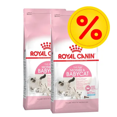 Två påsar Royal Canin First Age Mother & Babycat kattfoder, rosa och vita förpackningar med bild på katt och kattungar samt en stor gul rabatt-symbol (%) uppe till höger.