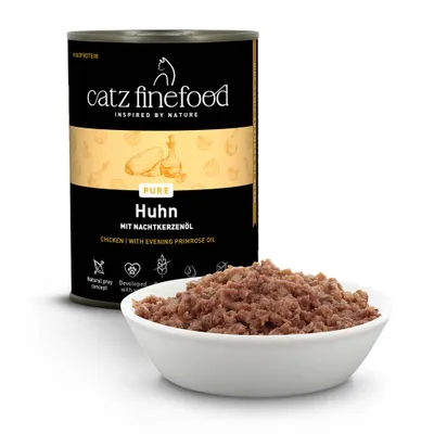 catz finefood Pure kurczak z olejem z wiesiołka, monoproteina, naturalna koncepcja ofiary, opracowane z weterynarzami, puszka i tacka z widocznymi kawałkami mięsa.
