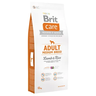 Sac Brit Care Adult Medium Breed Lamb & Rice 12 kg, texte visible : Prevention by Nutrition, sans soja, bœuf, porc, blé, maïs, OGM, formule hypoallergénique pour chiens moyens.