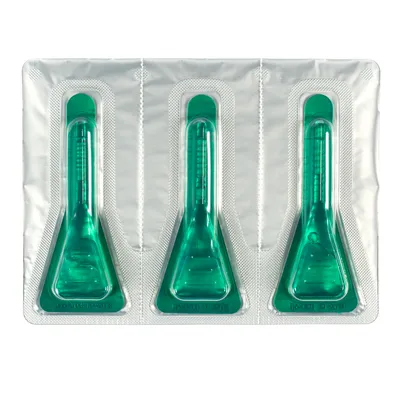 Blisterverpakking met drie groene pipetten, geen merknaam of tekst zichtbaar.