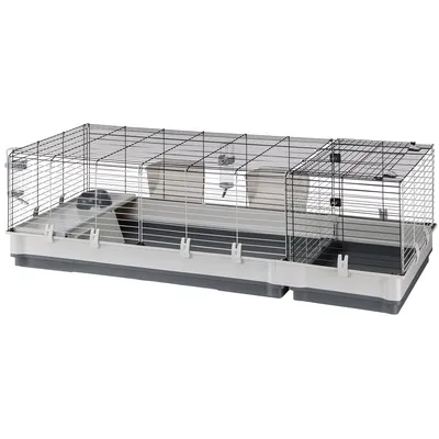 Gabbia rettangolare in metallo e plastica con divisorio, beverino trasparente, ciotola e rampa interna visibili. Base grigia, struttura a sbarre metalliche nere.