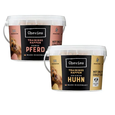 Deux seaux Chewies Trainings Happen : l’un avec étiquette PFERD (cheval), l’autre HUHN (poulet). Mentions visibles : monoprotein, grain free, made in Germany, for every age.