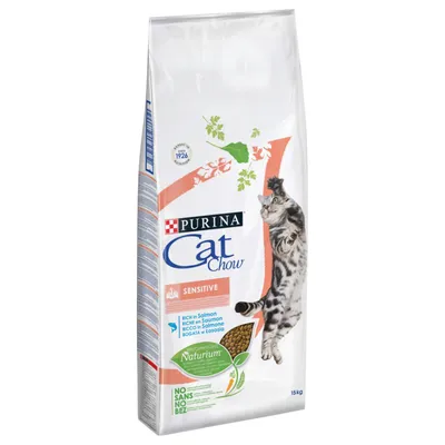 Опаковка Purina Cat Chow Sensitive, 15 кг, с изображение на котка. Видим текст: Rich in Salmon, Naturium, NO SANS NO BEZ, Sensitive.