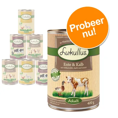Lukullus Adult natvoer, blik Ente & Kalb 400 g met zoete aardappel, appel en lijnzaadolie. Oranje cirkel met tekst: Probeer nu! Andere Lukullus varianten zichtbaar op de achtergrond.
