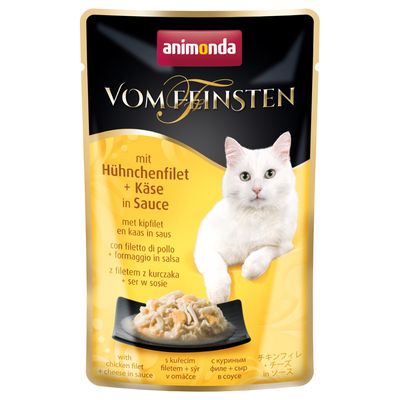 Опаковка Animonda Vom Feinsten с текст: mit Hühchenfilet + Käse in Sauce, изображение на порция храна с пилешко филе и сирене в сос, снимка на бяла котка.