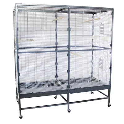 Jaula grande de metal con ruedas, dos compartimentos separados, varias perchas de madera y comederos internos visibles. Estructura rectangular y rejilla en la base.