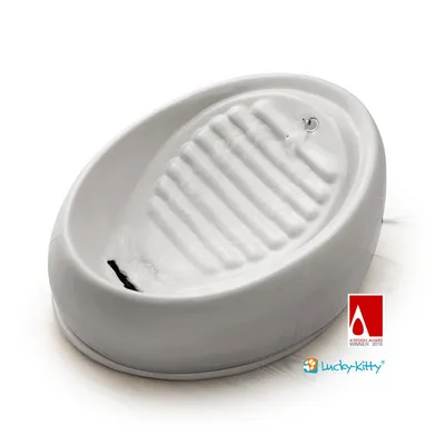 Lucky-Kitty fontanella in ceramica, vincitrice del Design Award 2016. Modello bianco con superficie scanalata e flusso d'acqua. Lucky-Kitty fontanella in ceramica, vincitrice del Design Award 2016. Modello bianco con superficie scanalata e flusso d'acqua.