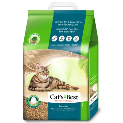 Balení Cat's Best Sensitive 7,2 kg, nápisy: Europas Nr. 1 Katzenstreu aus Pflanzenfasern, Europe's No 1 cat litter from plant fibre, Tight clumping & anti-bacterial, obrázek kočky. Balení Cat's Best Sensitive 7,2 kg, nápisy: Europas Nr. 1 Katzenstreu aus Pflanzenfasern, Europe's No 1 cat litter from plant fibre, Tight clumping & anti-bacterial, obrázek kočky.