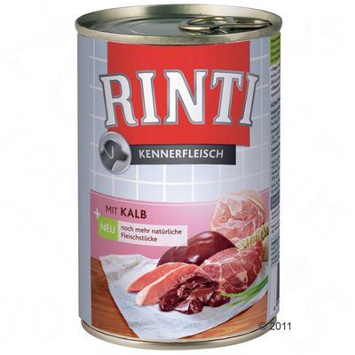 Lata de comida para perros Rinti Kennerfleisch, texto visible: 'MIT KALB', 'NEU noch mehr natürliche Fleischstücke', imagen de varios trozos de carne en la etiqueta.