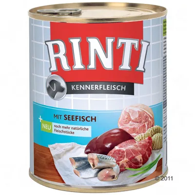 Lata de comida para perros Rinti Kennerfleisch, texto visible: MIT SEEFISCH, NEU noch mehr natürliche Fleischstücke. Imagen de pescado, carne y vísceras en la etiqueta.