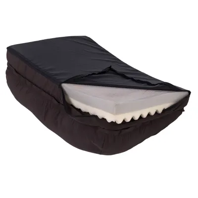Sort hundeseng med aftageligt betræk og synlig skummadras. Ergonomisk design for komfort.