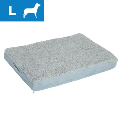 Prostokątne legowisko dla psa, rozmiar L widoczny w lewym górnym rogu. Wierzch z miękkiej tkaniny przypominającej futro, boki z jasnoniebieskiego materiału.