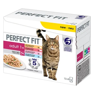 PERFECT FIT adult 1+ macskaeledel válogatás szószban, 12×85 g. Ízek: csirke, marha, lazac, fehér hal. Csomagoláson tálalási javaslat és cirmos macska képe látható.
