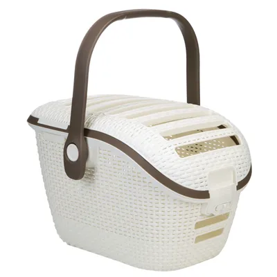 Panier de transport en plastique blanc à poignée marron, surface effet tressé, aération sur le dessus, fermeture à clip visible à l’avant. Panier de transport en plastique blanc à poignée marron, surface effet tressé, aération sur le dessus, fermeture à clip visible à l’avant.