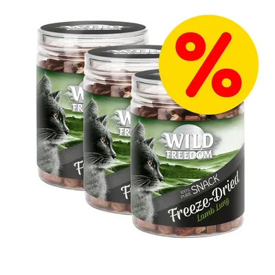 Tre bøtter Wild Freedom 100% Pure Snack Freeze-Dried Lamb Lung med billede af kat og stor gul procenttegn, tilbudsmarkering synlig på emballagen.