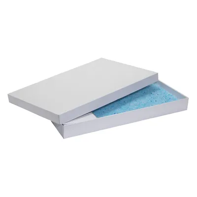 Caja rectangular blanca abierta con una bandeja interior que contiene material azul visible. No se aprecian marcas ni texto en el envase.