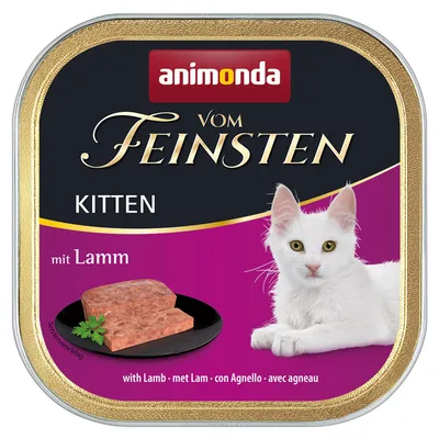 Animonda Vom Feinsten Kitten s jahňacím. Servírovací návrh: kus mäsa na čiernom tanieri, zobrazené biele mačiatko.