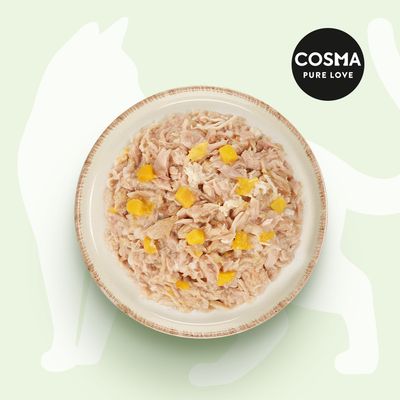 Cosma Pure Love. Schüssel mit zerkleinertem Hühnerfleisch und gelben Stückchen, vor grünem Hintergrund mit Katzenumriss.