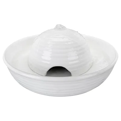 Weisse Trinkbrunnen aus Keramik mit gewölbtem Design und fliessendem Wasser, geeignet für Haustiere.